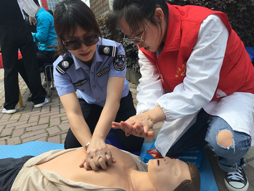 进社区_副本.jpg 进社区_副本.jpg